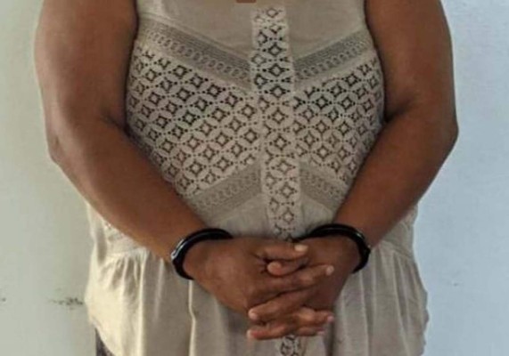 La capturan por presuntamente matar y enterrar a su compañero de hogar