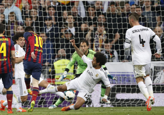 Messi resucita al Barça y lo reengancha a la lucha por el título