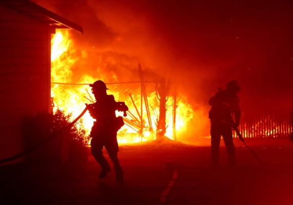 Evacúan a 10,000 residentes de lujoso barrio en Los Ángeles por incendio