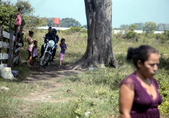 Encuentran a dos muertos, uno encostalado en la Rivera Hernández
