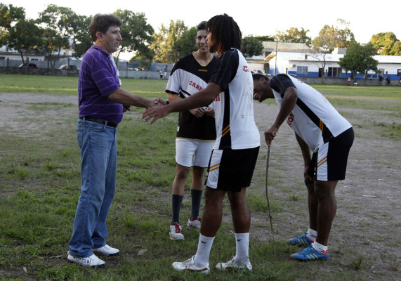 Héctor Vargas llegó a despedirse del Victoria