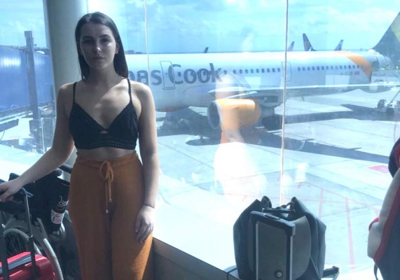 Joven es amenazada con bajarla de avión por su vestimenta 'inapropiada' y 'ofensiva'