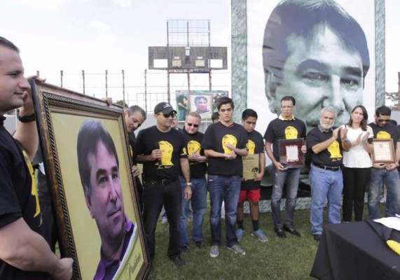 Video: Homenaje a Mario Verdial en el derbi sampedrano