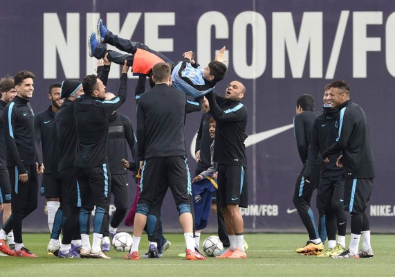 Tres niños se cuelan en el entrenamiento del Barcelona