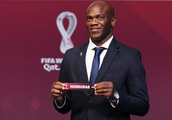 Draw assistant David Suazo holds the slip of Honduras during the Concacaf preliminary draw for the World Cup Qatar 2022 football tournament at the Home of FIFA in Zurich on August 19, 2020. (Photo by Kurt SCHORRER / FIFA / AFP) / RESTRICTED TO EDITORIAL USE - MANDATORY CREDIT 'AFP PHOTO / FIFA / KURT SCHORRER' - NO MARKETING NO ADVERTISING CAMPAIGNS - DISTRIBUTED AS A SERVICE TO CLIENTS