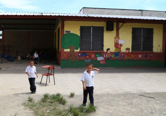 300 expedientes de graduación se dañaron por filtraciones de agua