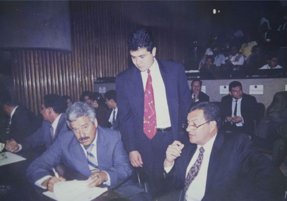 Juan Orlando Hernández busca seguir en la silla presidencial