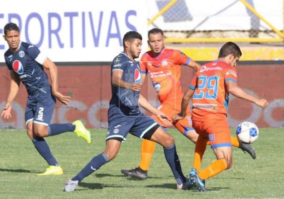 El defensor Marcelo Pereira del Motagua en la disputa de la pelota con el delantero Juan Ramón Mejía de la UPN.