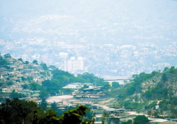 Se estaciona capa de humo en la capital