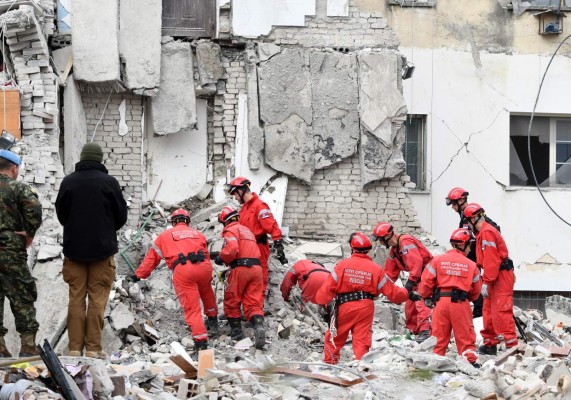 Albania: Buscan entre escombros a víctimas del potente sismo, con 30 muertos