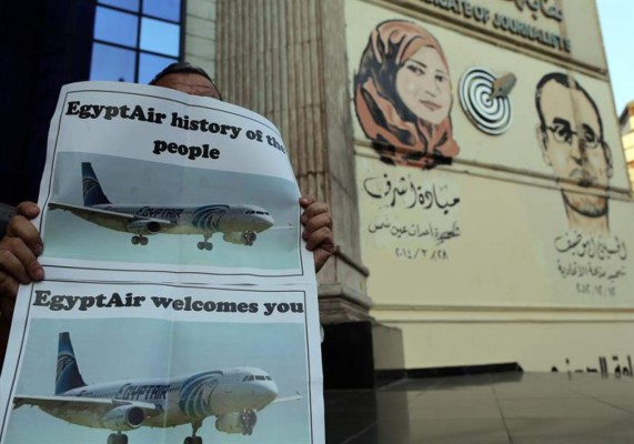 Confirman hallazgo de una caja negra del avión de Egyptair