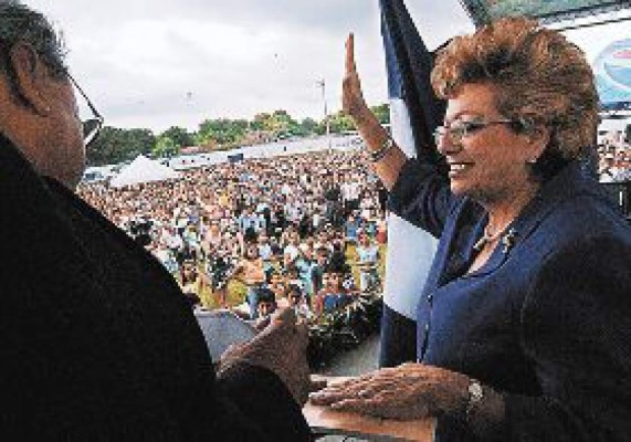 25 años después, una mujer llega a la alcaldía