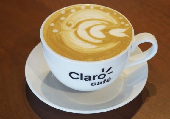 Cafetería Claro Café, frente a Puma Miraflores.