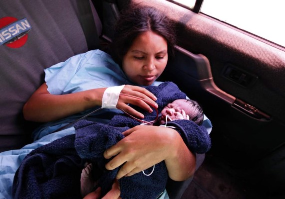Da a luz en camioneta frente a posta policial en Honduras