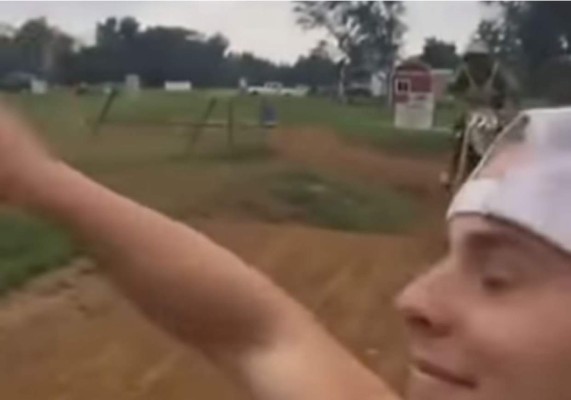 Hace un selfie y termina en el hospital