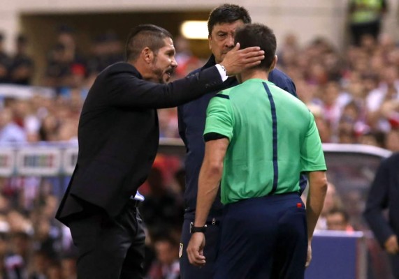 Simeone expulsado tras ponerse como loco y golpear al cuarto árbitro