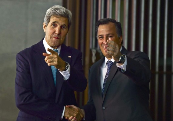 EUA y México tratarán situación en Venezuela durante visita de Kerry