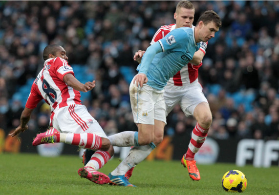 Manchester City se mantiene a flote con triunfo sobre el Stoke