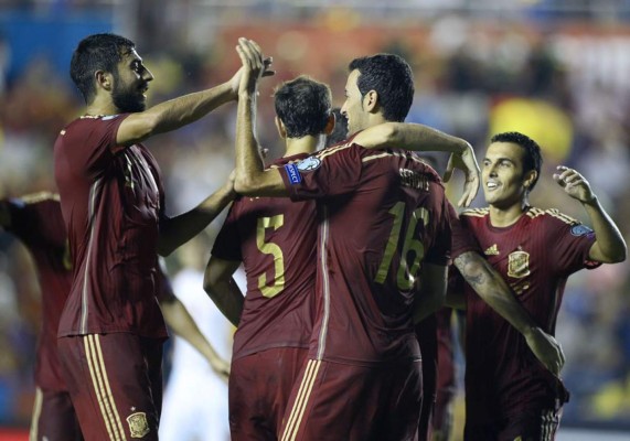 España recupera la confianza con goleada a Macedonia