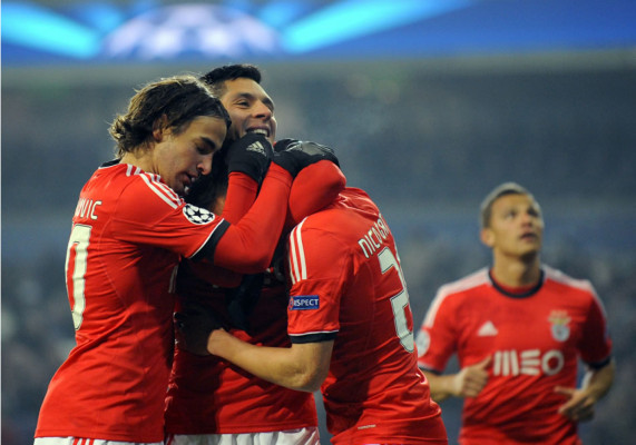 Benfica supera en el final al Anderlecht y sigue en la lucha