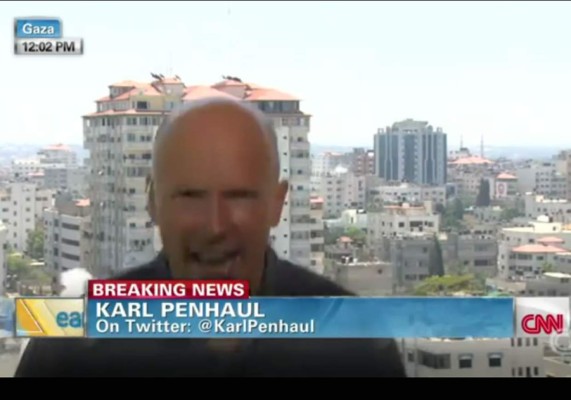 Periodista de la CNN busca refugio mientras cae bomba en Gaza  