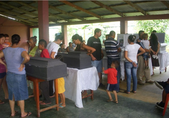 Entierran a madre y sus cuatro hijos asesinados en Mezapa