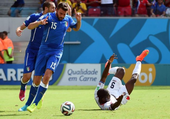 Video: El claro penal que no le pitaron a Costa Rica ante Italia