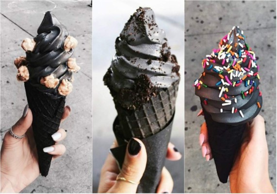 Un helado negro con sabor a carbón