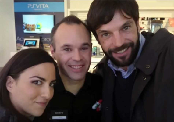 Video: Iniesta, dependiente por un día en Sony Store Barcelona