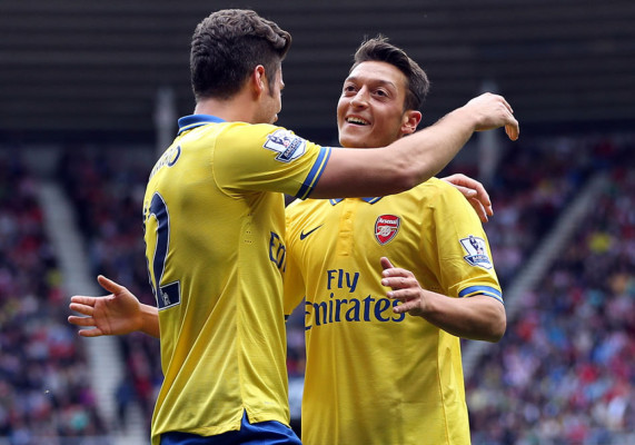 Özil guía al Arsenal al liderato de la Premier League