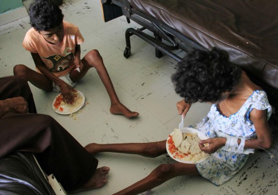 Karla y Karen comen en el suelo, incluyendo la comida que se les cae del plato. Las hermanas pueden comer hasta seis veces al día y se pelean por el alimento.
