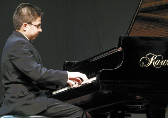 20 pianistas y un chelo