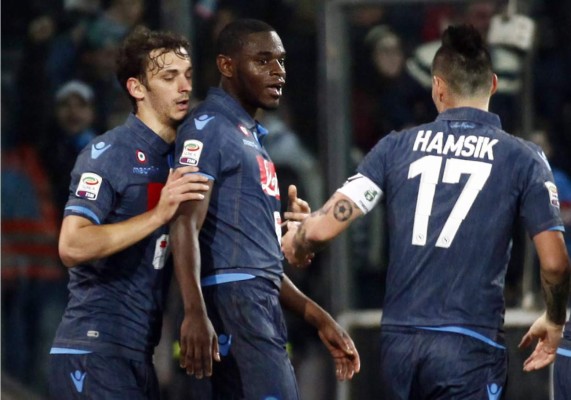 Napoli gana y se acerca al segundo puesto