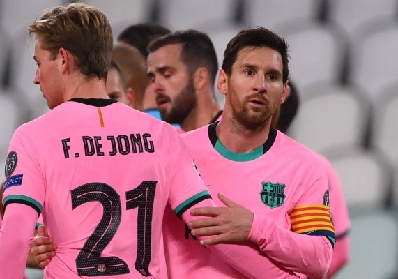 Barcelona's Argentine forward Lionel Messi (R) and de Barcelona's Dutch midfielder Frenkie De Jong congratulates after the UEFA Champions League Group G football match between Juventus and Barcelona on October 28, 2020 at the Juventus stadium in Turin. (Photo by Marco BERTORELLO / AFP)