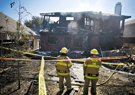 Estrella avioneta en un edificio federal de Texas