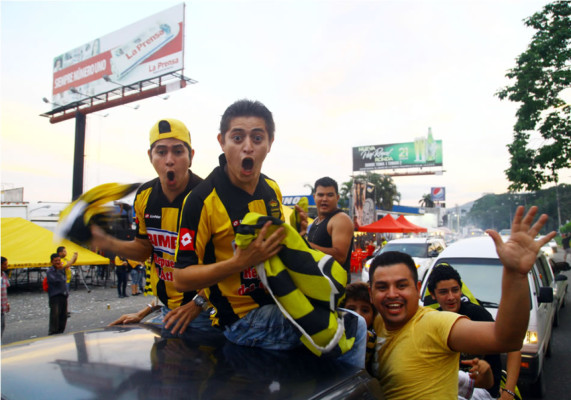 Aficionados del Real España celebran el título en las calles