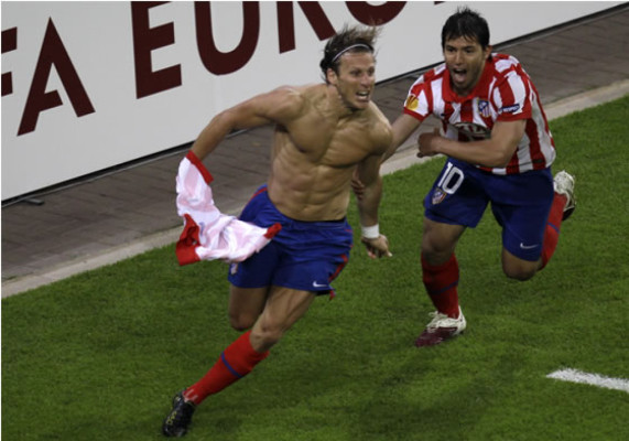 Forlán devuelve al Atlético de Madrid a la cima