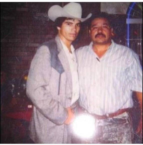 Gonzalo Insunza ‘’el macho prieto’’ junto con el cantante Chalino Sánchez, un cantante de narcocorrido que fue asesinado el 6 de mayo de 1992.
