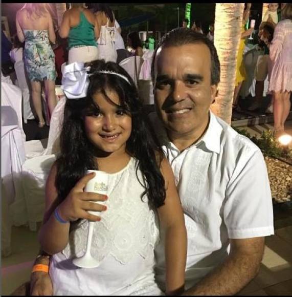 El hombre contó que su hija Beatriz, de 9 años, fue la primera en enfermarse al ser diagnosticada con el síndrome. Aunque recibió un trasplante de médula ósea el cáncer regresó y solamente duró 1 año con vida.
