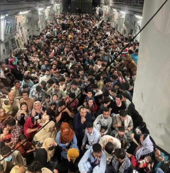 Los afganos arracimados el domingo por la noche en el 'vientre' del gigantesco carguero forman parte de quienes estaban autorizados a ser evacuados por las autoridades norteamericanas, según este sitio.