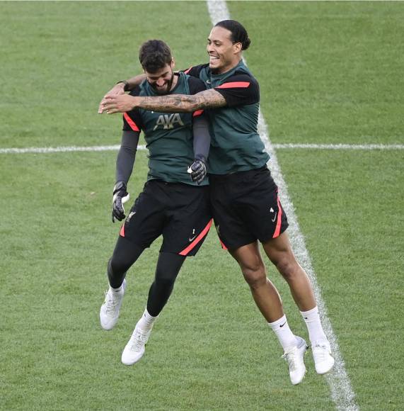 Besote a Ancelotti, novias, polémico reencuentro y regalo a Ibai Llanos: las fotos previo a la final Liverpool-Real Madrid