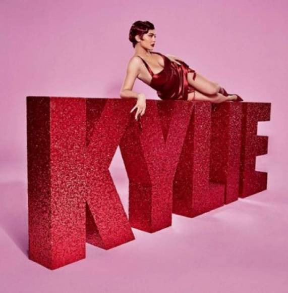 La joven saltó a la fama cuando era adolescente en el programa de telerrealidad 'Keeping Up With The Kardashians' y comenzó su carrera emprendedora en 2015 vendiendo pintalabios a 29 dólares.<br/><br/>Tres años después, Kylie Cosmetics, la empresa de la que es propietaria única, tiene un valor estimado de 900 millones de dólares.