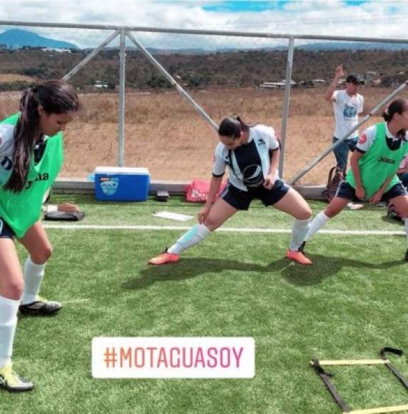 La bella chica es declarada aficionada del Motagua y ahora está feliz jugando para el equipo femenino del Ciclón Azul.