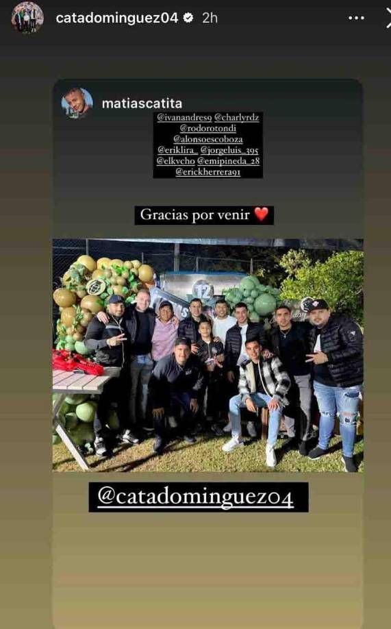 Las fotos en cuestión ponen a el hijo de Julio César Domínguez en pleno festejo de su cumpleaños en una fiesta con temática ‘narco’ donde se aprecian los disfraces de los niños invitados similares a los de sicarios portando gorras con la leyenda ‘Chapiza’.