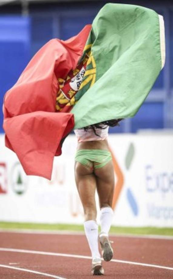 No se olvida de su país cuando participa en competencias.