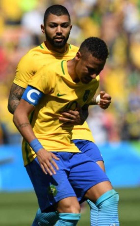 Momento en el que Neymar celebraba el gol, afectado por el golpe recibido.