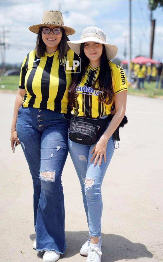 Estas dos bellas aficionadas del Real España llegaron temprano al estadio Olímpico.