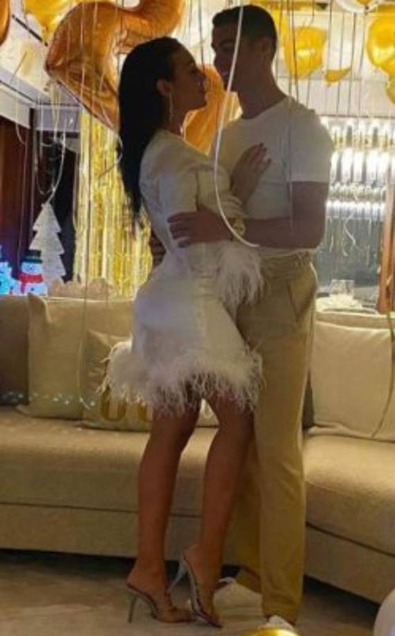 Cristiano Ronaldo y su pareja Georgina Rodríguez engalanaron su salón a lo grande para el nuevo año. El portugués armó su propia fiesta.