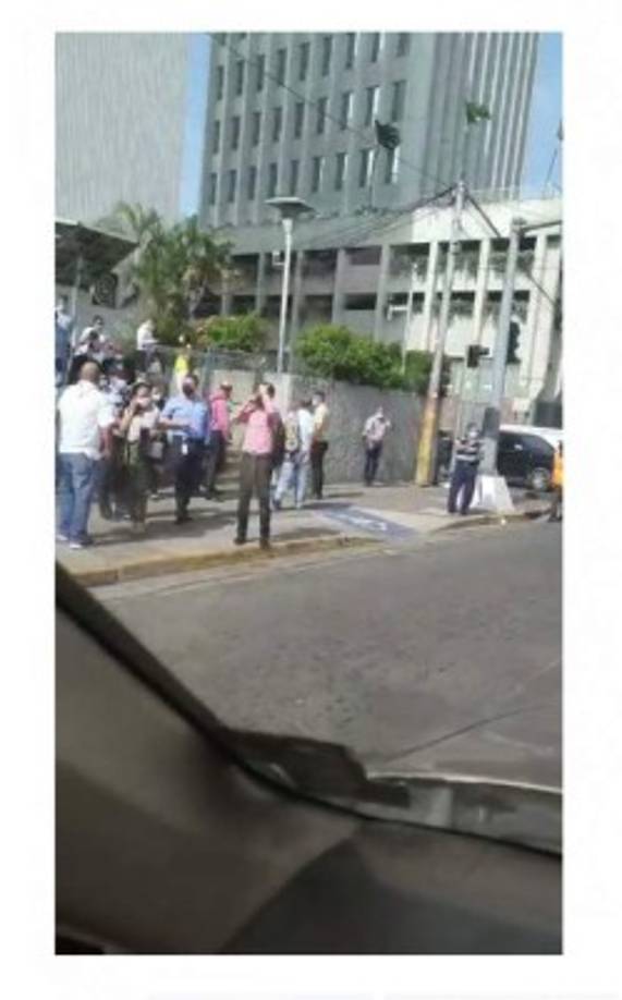 Empleados de empresas de la zona céntrica evacuaron tras el movimiento telúrico. Honduras no vivía algo similar desde 2009, cuando un sismo de 7.3 grados en la escala de Richter sacudió al país.