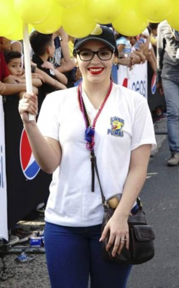 En cada una de las comparsas la belleza de las hondureñas sobresalía.